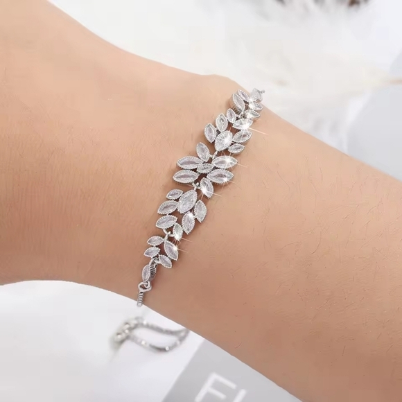 Elegant Gold Plated Adjustable Bracelet with Cubic Zirconia Leaves ✨ - Picture 7 of 9